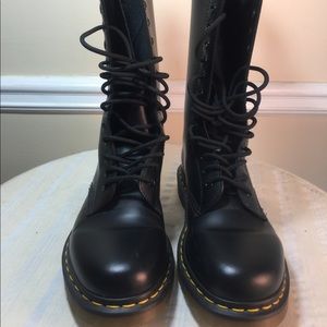 Dr marten 1914 combat boots Preowned men 7 women 8